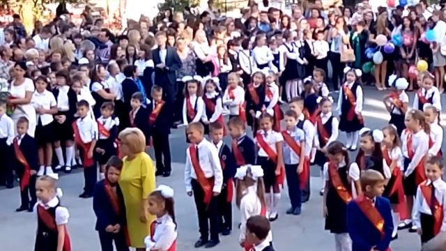 Первоклассник расплакался от стихов на линейки очень милое видео! смотреть онлайн