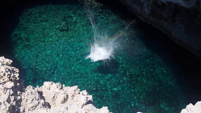 Jumping into the Coral Lagoon/Dragonara Cave near Il-Mellieħa смотреть онлайн