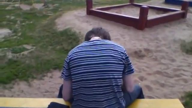 Извращенец на детской площадке