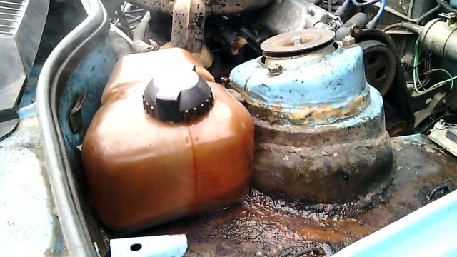 Вытекла вода из системы охлаждения двигателя через неисправную крышку расширительного бачка смотреть онлайн