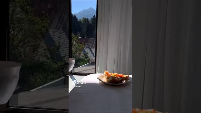 Девушка встретила утро в отеле на Красной поляне | Отель Горная Кадриль Редэнс | rdhotels.ru #short смотреть онлайн
