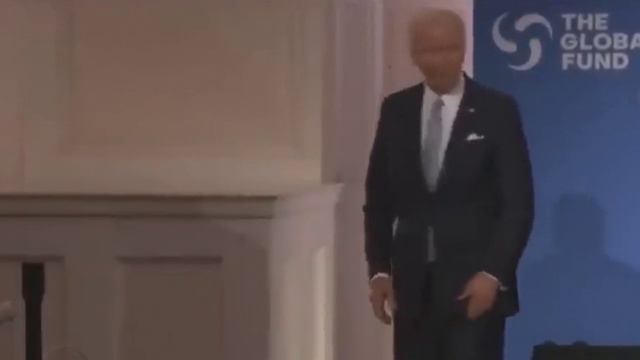 Джо Байден потерялся на сцене после выступления смотреть онлайн