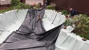 Укладка Бутилкаучуковой пленки в пруд