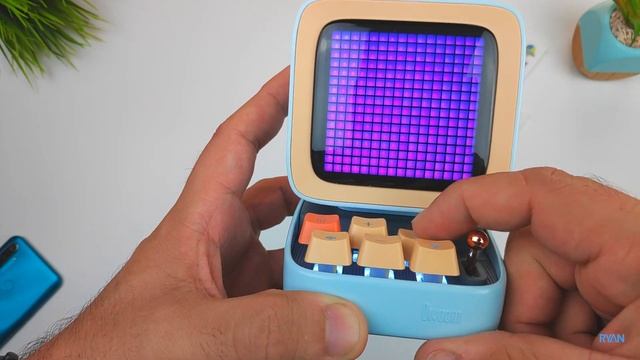 RETRO PIXEL-ART DISPLAY + Portable BLUETOOTH Speaker - Divoom DITOO Review (Surprisingly good!) ? ? смотреть онлайн