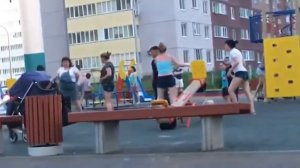 Пьяные женщины дерутся в Уфе