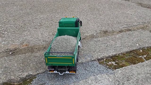 Мерседес тамия, везу тяжелый груз. RC MERCEDES DUMP, VERY HARD ROAD.... смотреть онлайн