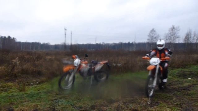 Андрей на KTM преодолевает брод смотреть онлайн