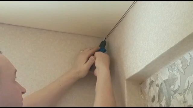 Как снять НАТЯЖНОЙ ПОТОЛОК в домашних условиях. Демонтаж потолка.