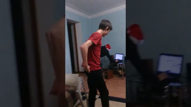 Разбили шарики,но не растерялись и включили Gangam Style смотреть онлайн