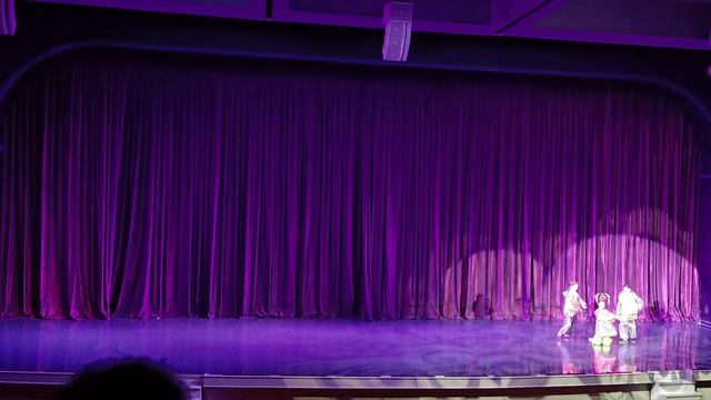 Пляски представления шоу на ходулях, опа-па-оп) смотреть онлайн