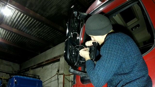 Мерседес Актрос. сломал зеркало как поменять (Арокс) смотреть онлайн