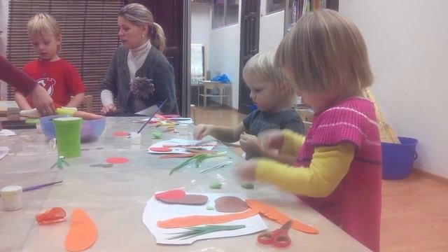 варят суп в мастерской