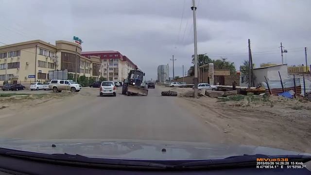 Отвалилось колесо у трактора на ул. Жарбосынова смотреть онлайн