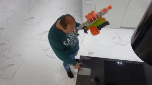 Лысый ПРОНИК в Дом и СТЫРИЛ.......? NERF BROTHERS