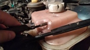 Давит антифриз через крышку расширителя.Проблема не всегда в прокладке ГБЦ!