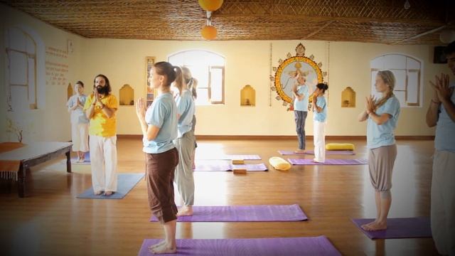 Holistic & Traditional Yoga Class w/ Himalayan Yoga Master Yogrishi Vishvketu смотреть онлайн