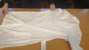 Как правильно сложить медицинский халат?