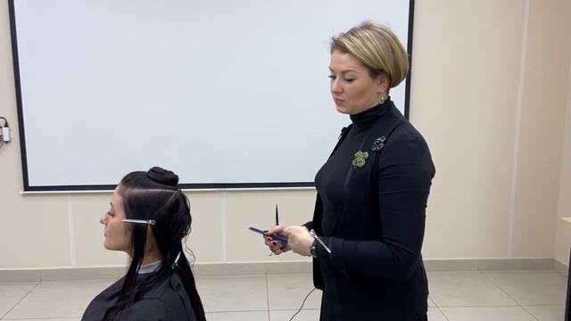 Стрижка на длинные волосы с помощью прямых ножниц и филировочной бритвы смотреть онлайн