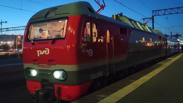 ЭП2К-223, с поездом №15, сообщением Мурманск- Москва, на Ладожском вокзале, 9.08.2022г. смотреть онлайн