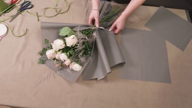 Как красиво упаковать 1 или 3 розы Оригинально упаковать розы Мастер Класс по флористике смотреть онлайн