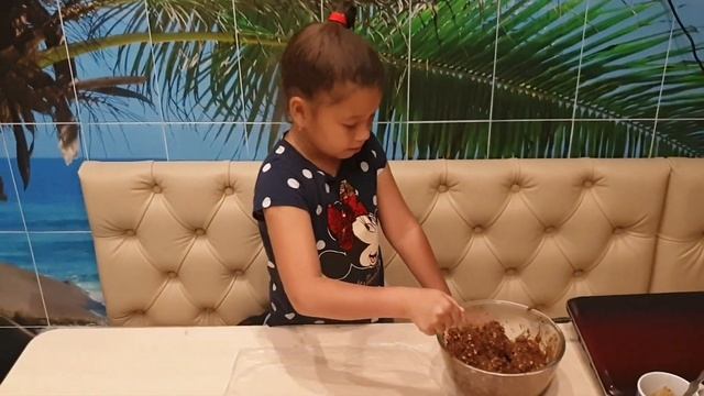 Дашулька делает сладкую колбаску смотреть онлайн