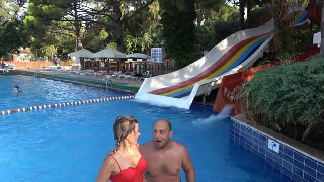 НЕВЕРОЯТНЫЕ ПРЫЖКИ и СПУСКИ с водных горок. CRAZY LIFE смотреть онлайн