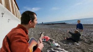 Все танцуют босиком на песке