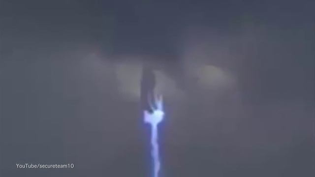 НЛО исчезает в небе