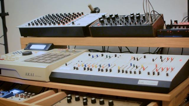 Sunday Lovers // MPC 2000xl, Vermona DRM1, KArp Odyssey, Moog DFAM, Korg DW-8000 смотреть онлайн