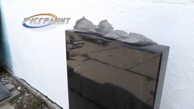 Розы на каменном памятнике смотреть онлайн