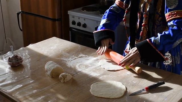 Готовим бурятское блюдо Шарбин смотреть онлайн