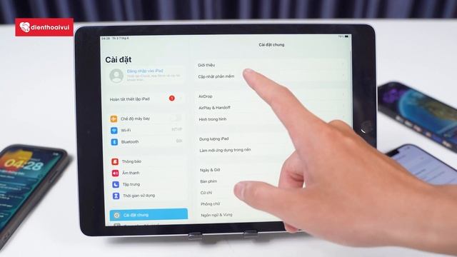 Hướng dẫn cập nhật iPadOS 16: Màn hình khoá chưa tuỳ biến được, iPad giờ như Macbook смотреть онлайн