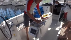 Как открыть кокос с помощью молотка