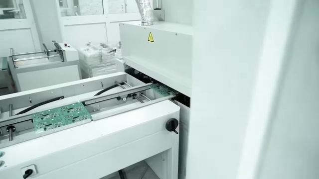 КАК ДЕЛАЮТ МОНТАЖ ПЕЧАТНЫХ ПЛАТ. ПОВЕРХНОСТНЫЙ МОНТАЖ. СЕЛЕКТИВНАЯ ПАЙКА смотреть онлайн