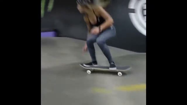 Leticia Bufoni Skateboarding 2017 Best trick :) смотреть онлайн