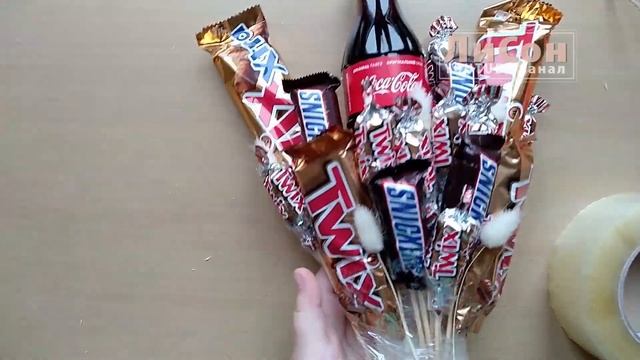 Собираем букет из конфет. Подарок своими руками. DIY для детей. Подарок для мальчика смотреть онлайн