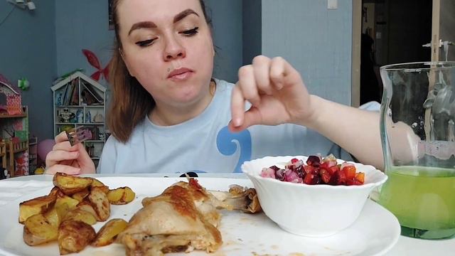Мукбанг жареные окорочка, картошечка и винегрет #мукбанг #фудблогер смотреть онлайн
