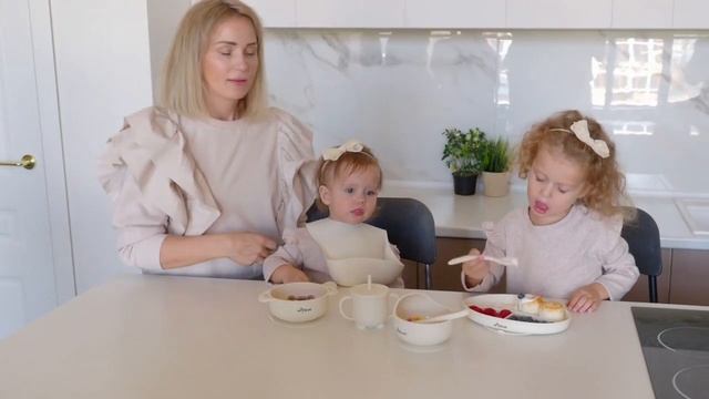 Силиконовая тарелка детская на присоске с ложкой. Цвет - слоновая кость. смотреть онлайн