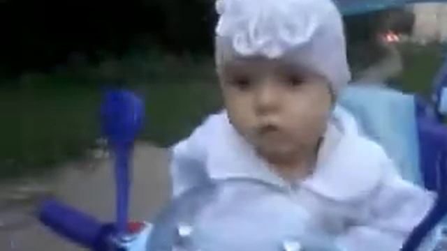 Егор катает Иру на своём велосипедике.mp4 смотреть онлайн