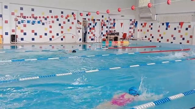 Это мои соревнования по плаванию в школе МБОУ СОШ 19 посёлок.Пироговский. на 2 дорожке я плыву. смотреть онлайн