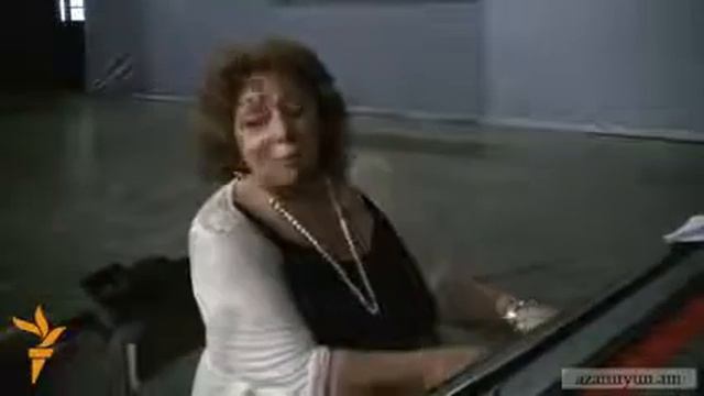 Еврейка 13 лет водила армянина по миру