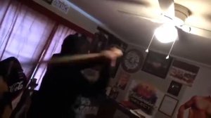 Злой дед разбил люстру битой!