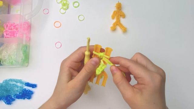 Кукла с афрокосичками или дредами из резиночек смотреть онлайн