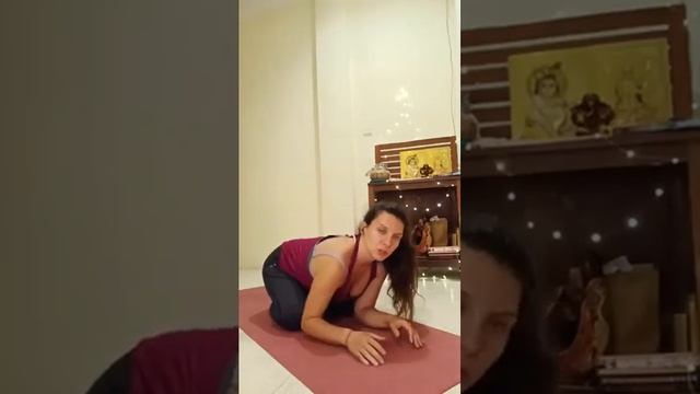УРОК ЙОГИ ДЛЯ НАЧИНАЮЩИХ смотреть онлайн