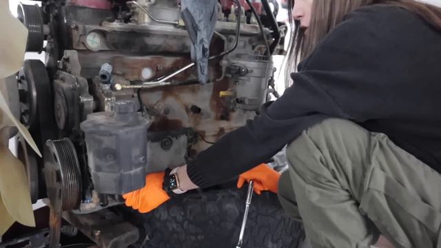 The Engine Can't Go In Like This.. // 24V Cummins F350 смотреть онлайн