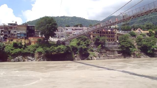 Переполненная водой в сезон дождей Ганга смотреть онлайн