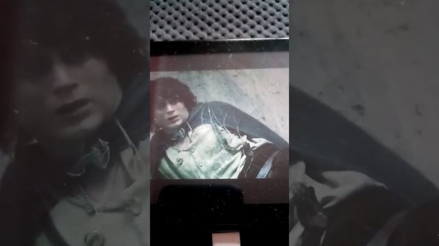 Голум напал на фродо и упал в каньен смотреть онлайн