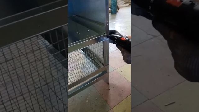 Видео инструкция по сборке 3-х ярусного брудера на 150-180 суточных цыплят смотреть онлайн