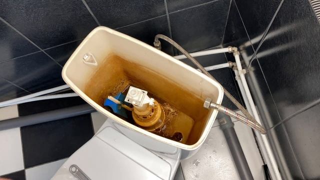 Как ПОМЕНЯТЬ ПОПЛАВОК в сливном бачке если ТЕЧЁТ УНИТАЗ. Замена клапана подачи воды в бачке унитаза смотреть онлайн