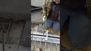 Вправка резины в деформационный шов моста на объекте